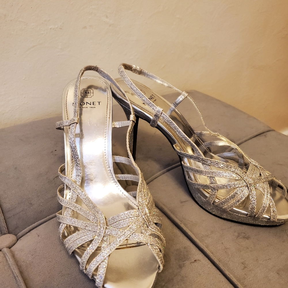 Monet size 9 silver pumps